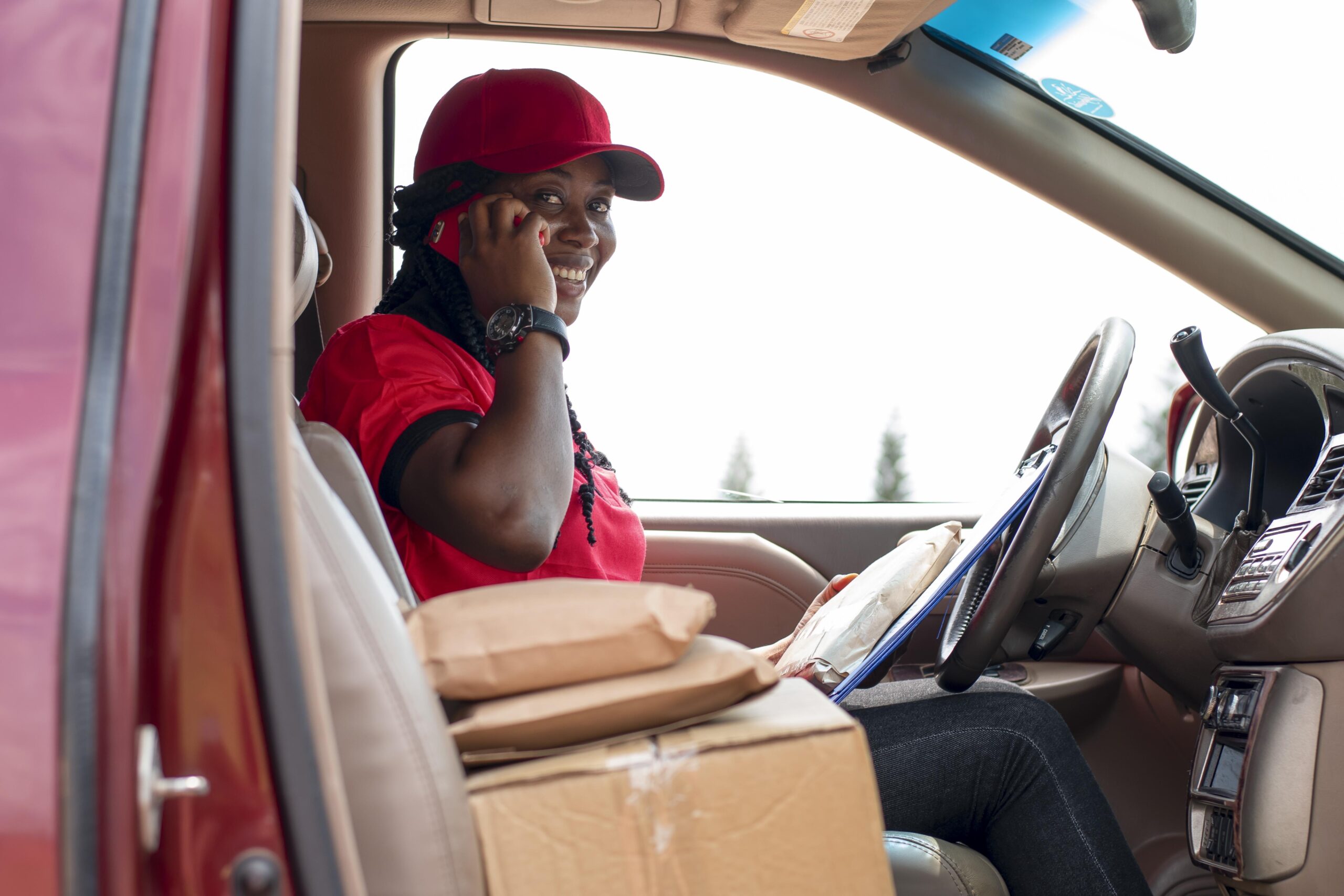 gros-plan-sur-le-livreur-avec-des-colis